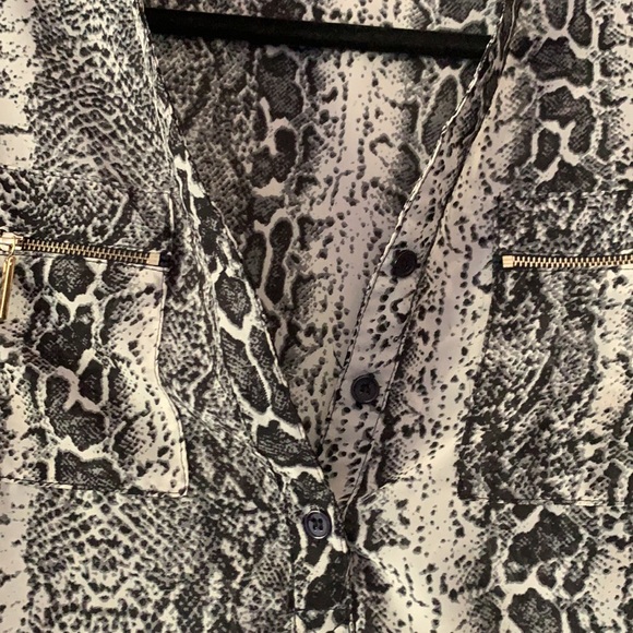 💫CLOSING SALE💫 Rolypoly snakeskin blouse - Picture 3 of 4